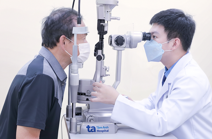 Bác sĩ Phúc kiểm tra mắt cho ông Sam. Ảnh: Bệnh viện Đa khoa Tâm Anh