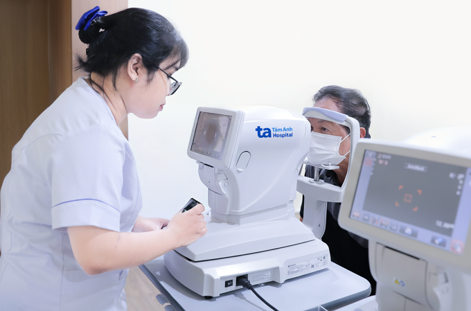 Nhân viên Trung tâm Mắt Công nghệ cao đo nhãn áp cho ông Sam. Ảnh: Bệnh viện Đa khoa Tâm Anh