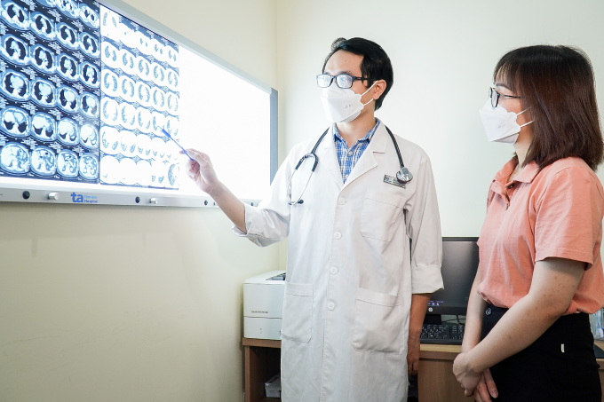 Bác sĩ Ngân phân tích phim chụp phổi cho người bệnh. Ảnh minh họa: Bệnh viện Đa khoa Tâm Anh.