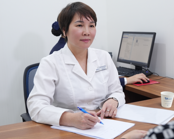 Bác sĩ Hồng đang tư vấn cho một người bệnh. Ảnh minh họa: Bệnh viện Đa khoa Tâm Anh