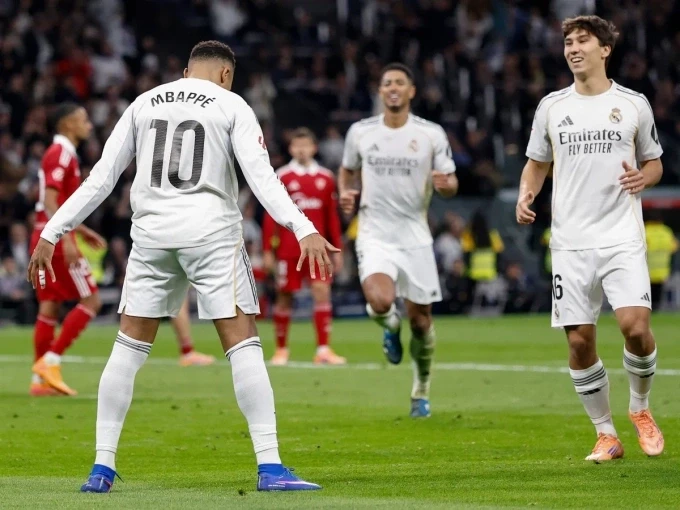 Mbappe ăn mừng điệu Siu giống như thần tượng Cristiano Ronaldo. Ảnh: AFP