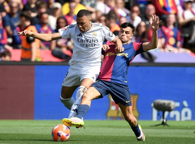 Mbappe đi bóng trước sự truy cản của Pedri trong trận Real thua Barca 3-4 ở vòng 35 La Liga ngày 11/5/2025. Ảnh: AFP