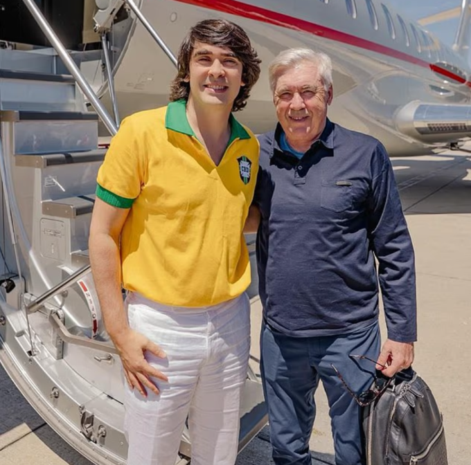 HLV Carlo chụp ảnh cùng Diego Fernandes, doanh nhân đóng vai trò trung tâm trong thương vụ.