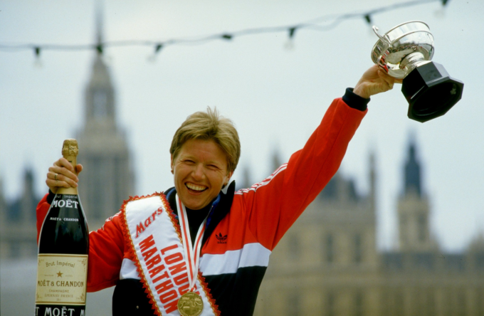 Ingrid Kristiansen ăn mừng sau khi vô địch London Marathon 1985. Ảnh: World Athletics