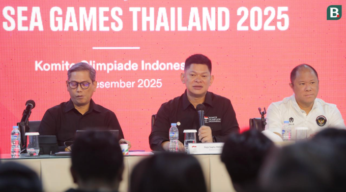 Chủ tịch Ủy ban Olympic Indonesia (NOC) Raja Sapta Oktohari (giữa) phát biểu tại cuộc họp tổng kết SEA Games 33 tại trụ sở NOC ở Jakarta, Indonesia ngày 24/12/2025. Ảnh: Bola