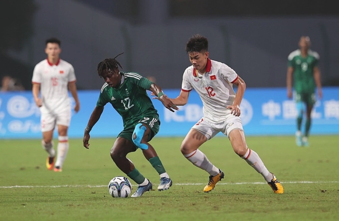 Việt Nam (áo trắng) thua Arab Saudi 1-3 ở lượt cuối bảng B bóng đá nam ASIAD 19, trên sân Linping ở Hàng Châu, Trung Quốc ngày 24/9/2023.