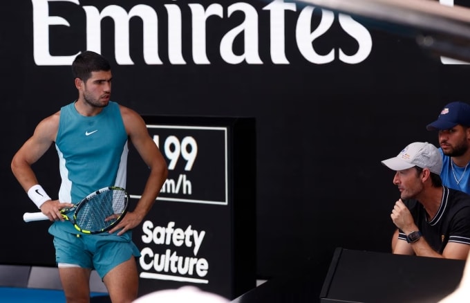 Alcaraz trao đổi với Ferrero ở trận đấu Jack Draper tại vòng 4 Australia Mở rộng, trên sân Melbourne Park, Melbourne, Australia ngày 19/1/2025. Ảnh: Reuters