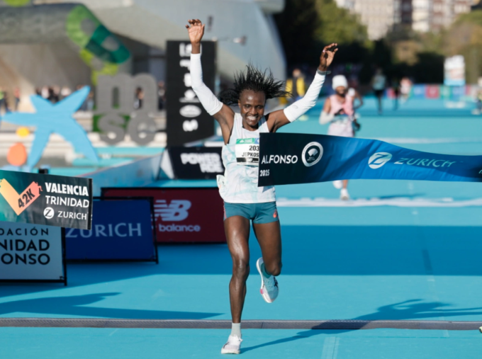 Joyciline Jepkosgei về nhất Valencia Marathon 2025 ngày 7/12. Ảnh: EPA