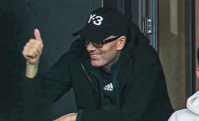 Zinedine Zidane dự khán trận Algeria thắng Sudan 3-0 ở lượt đầu bảng E Cup châu Phi 2025 ngày 24/12. Ảnh: TouchlineX