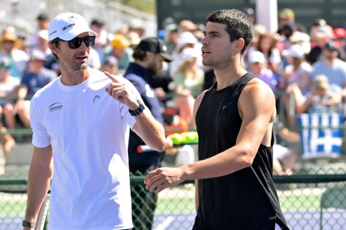 Ferrero trao đổi với Alcaraz trên sân tập khi tham gia giải BNP Paribas Open, tại Indian Wells Tennis Garden, California, Mỹ ngày 6/3/2024. Ảnh: Reuters