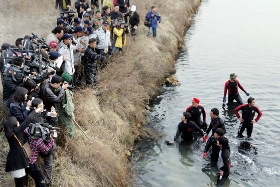 Thi thể Woo Ye-seul, 8 tuổi, được tìm thấy dưới suối ở Siheung, Gyeonggi. Ảnh: Yonhap