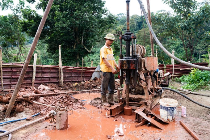 Trường khoan thêm giếng để có thêm nguồn nước. Ảnh: Tùng Đinh