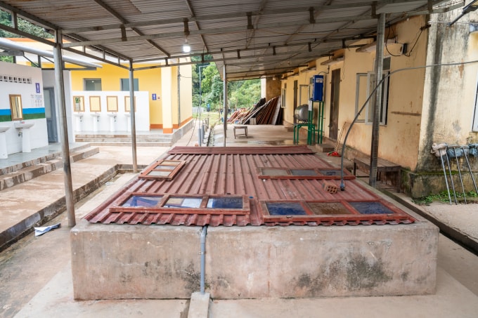 Bể trữ nước của thầy trò trường Phổ thông Dân tộc Nội trú Bố Trạch. Ảnh: Tùng Đinh