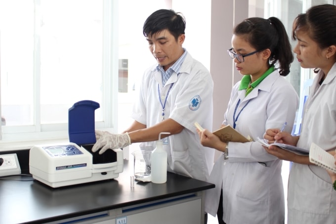 Thầy trò trường Đại học Công thương TP HCM trong một buổi học thực hành. Ảnh: HUIT