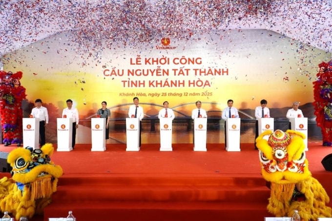 Lãnh đạo tỉnh Khánh Hòa, đại diện lãnh đạo Tập đoàn Vingroup thực hiện nghi thức khởi công cầu Nguyễn Tất Thành. Ảnh: Vinhomes