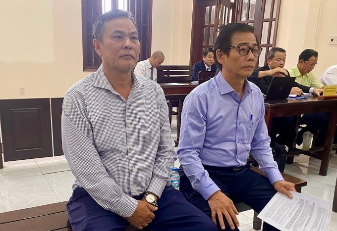 Bị cáo Nguyễn Huy Hùng và Nguyễn Quang Lộc tại tòa. Ảnh: Hải Duyên