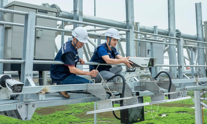 Kỹ sư Elcom trong quá trình lắp đặt thiết bị trong hệ sinh thái giao thông thông minh. Ảnh: Hải Linh