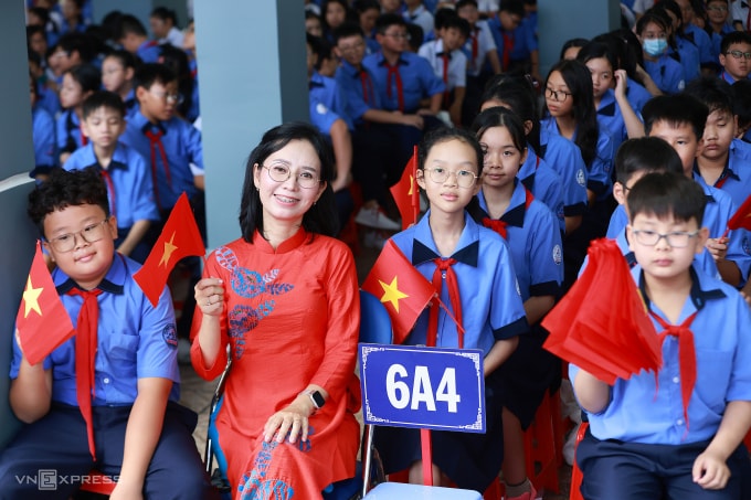 Cô trò trường THCS Trần Huy Liệu trong ngày khai giảng năm học 2025-2026. Ảnh: Lệ Nguyễn