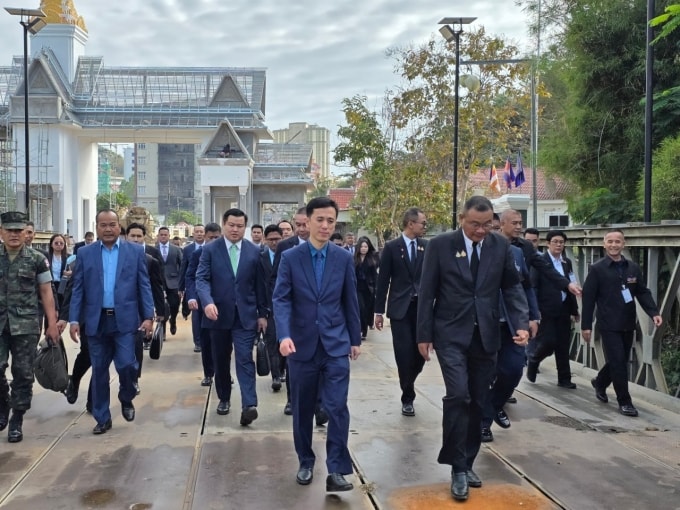 Phái đoàn Campuchia và Thái Lan tại cuộc đàm phán ở cửa khẩu biên giới ngày 25/12. Ảnh: Khmer Times