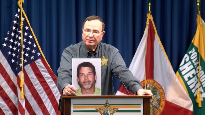 Cảnh sát trưởng hạt Polk, Grady Judd, cầm ảnh Jason Kenney trong cuộc họp báo ngày 23/12. Ảnh: NewsNation