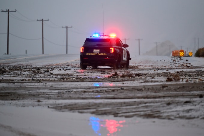 Cảnh sát bang California tuần tra trên tuyến đường bị mưa lũ tấn công ngày 24/12. Ảnh: AP