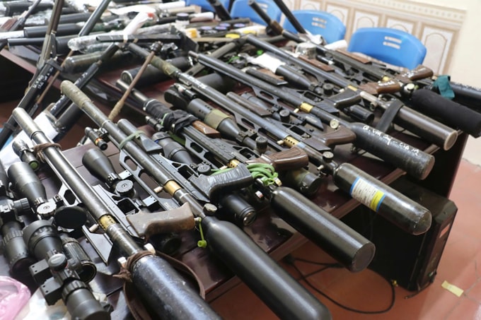 Nhiều khẩu súng quân dụng bị thu giữ. Ảnh: Hòa Vang
