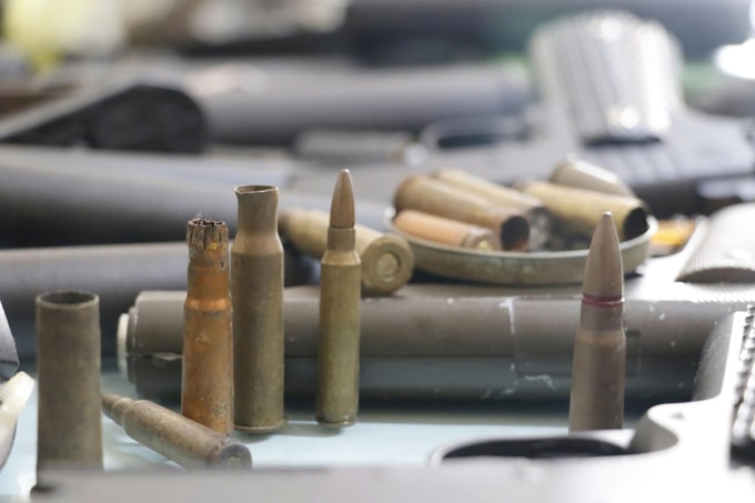 Nhiều viên đạn cùng linh kiện vũ khí bị tịch thu. Ảnh: Hòa Vang