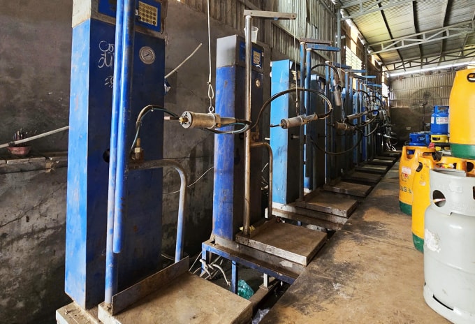 Hệ thống san chiết gas giả bị cảnh sát thu giữ. Ảnh: Công an TP HCM