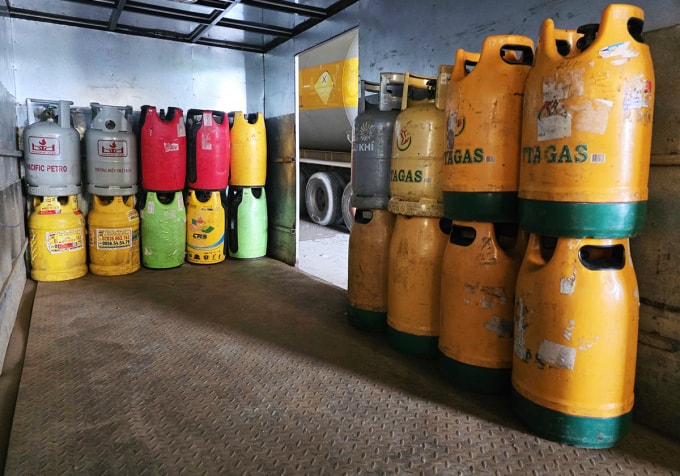 Những bình gas giả của các thương hiệu gas được bảo hộ bị cảnh sát thu giữ.