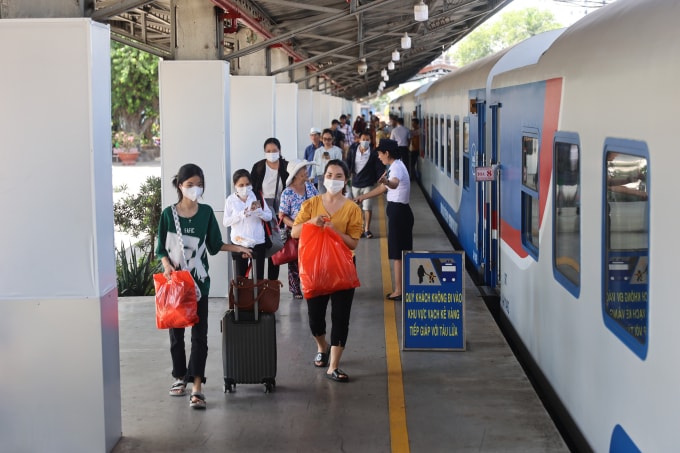 Đoàn tàu SE 21/211 chạy tuyến Sài Gòn - Đà Nẵng. Ảnh: Quỳnh Trần