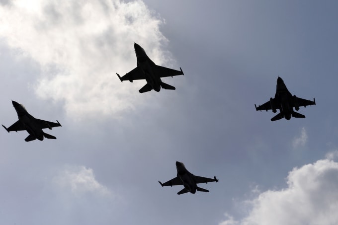 Đội tiêm kích F-16 của Jordan bay qua sân bay quốc tế Amman vào tháng 2/2015. Ảnh: Reuters