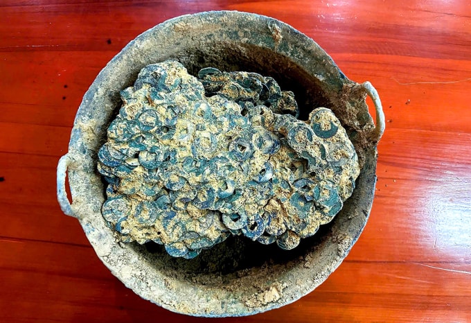 Tiền xu cổ mà nhóm thợ phế liệu đào được ở xã Sơn Kim 2. Ảnh: Phi Công