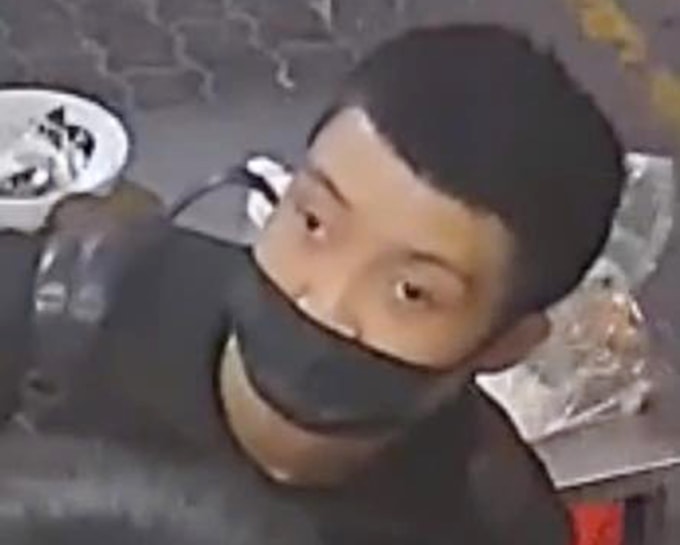 Camera ghi nhận hình ảnh kẻ trộm đeo khẩu trang. Ảnh: Công an TP HCM