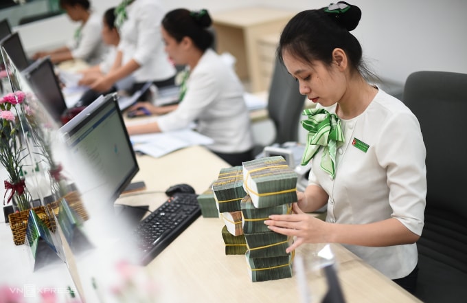 Nhân viên ngân hàng ở TP HCM trong giờ giao dịch. Ảnh: Thanh Tùng