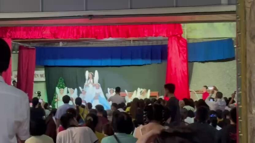 Khách Tây bất ngờ vì Giáng sinh người Việt đổ ra đường quá đông