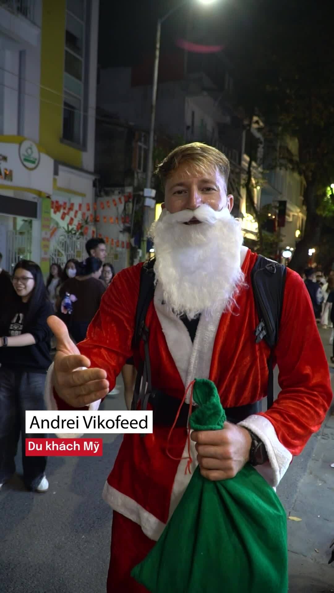 Khách Tây 'cosplay' ông già Noel vui chơi trên phố Hà Nội