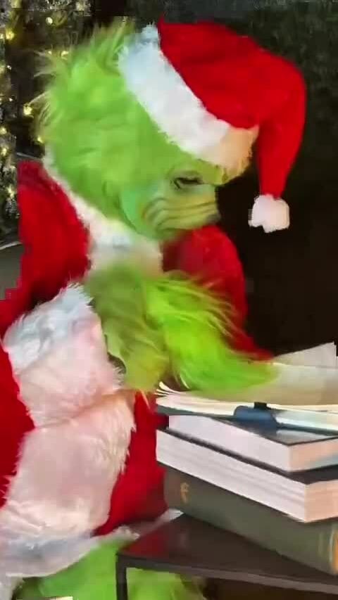 Celine Dion hóa yêu tinh Grinch đón Giáng sinh