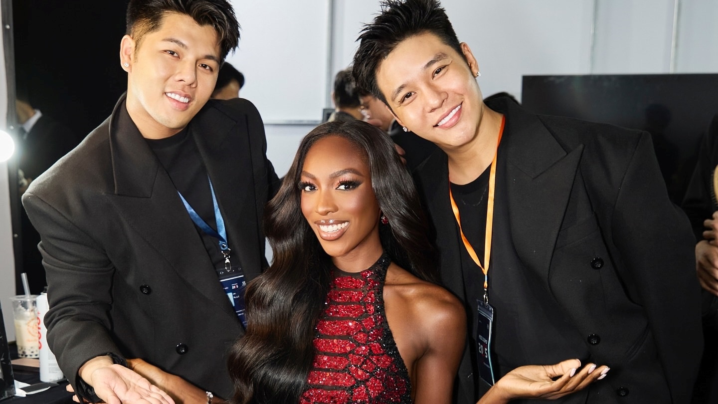 Olivia Yacé tạo dáng ở hậu trường chung kết Miss Cosmo 2025