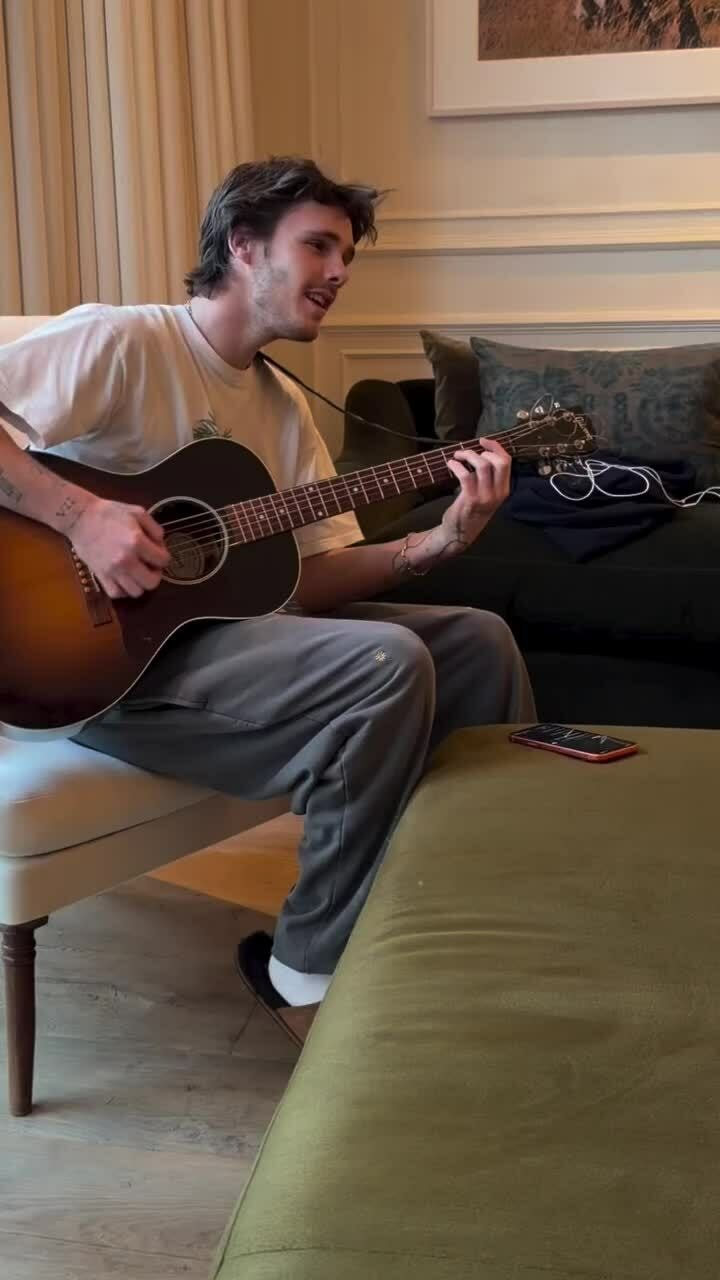 Victoria và con trai Cruz hát 