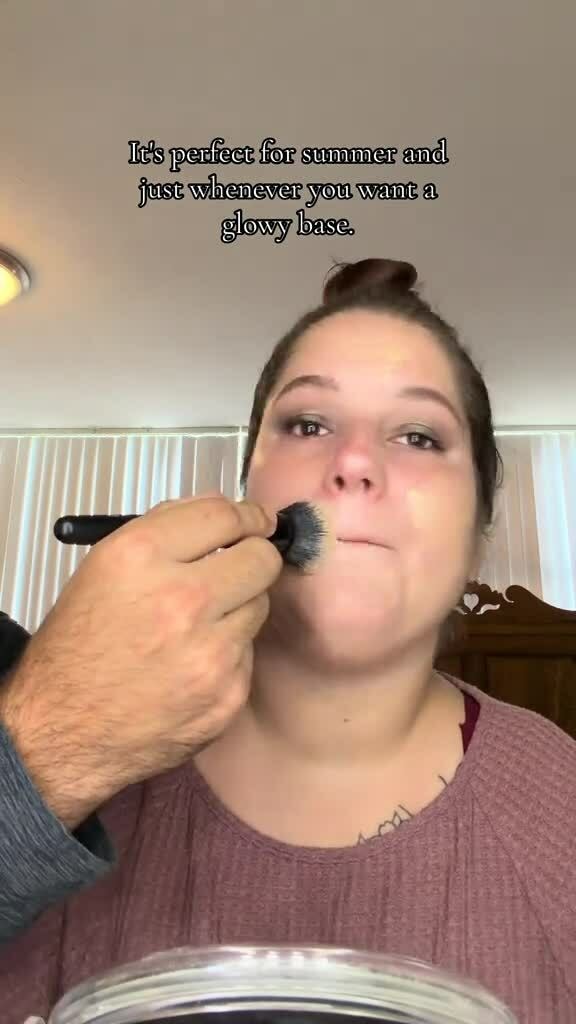 Cô gái cứng khớp bẩm sinh nổi tiếng nhờ video trang điểm