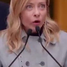 Thủ tướng Italy gây chú ý vì lời chúc 'năm sau còn khó khăn hơn'