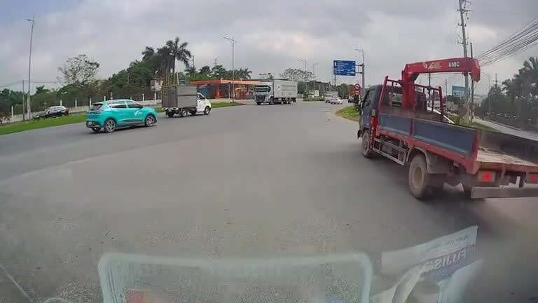 Xe tải vượt ẩu đâm ngang sườn xe con