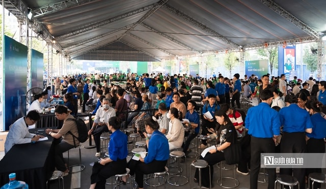 8.000 người dân được khám sức khoẻ miễn phí - Ảnh 1.