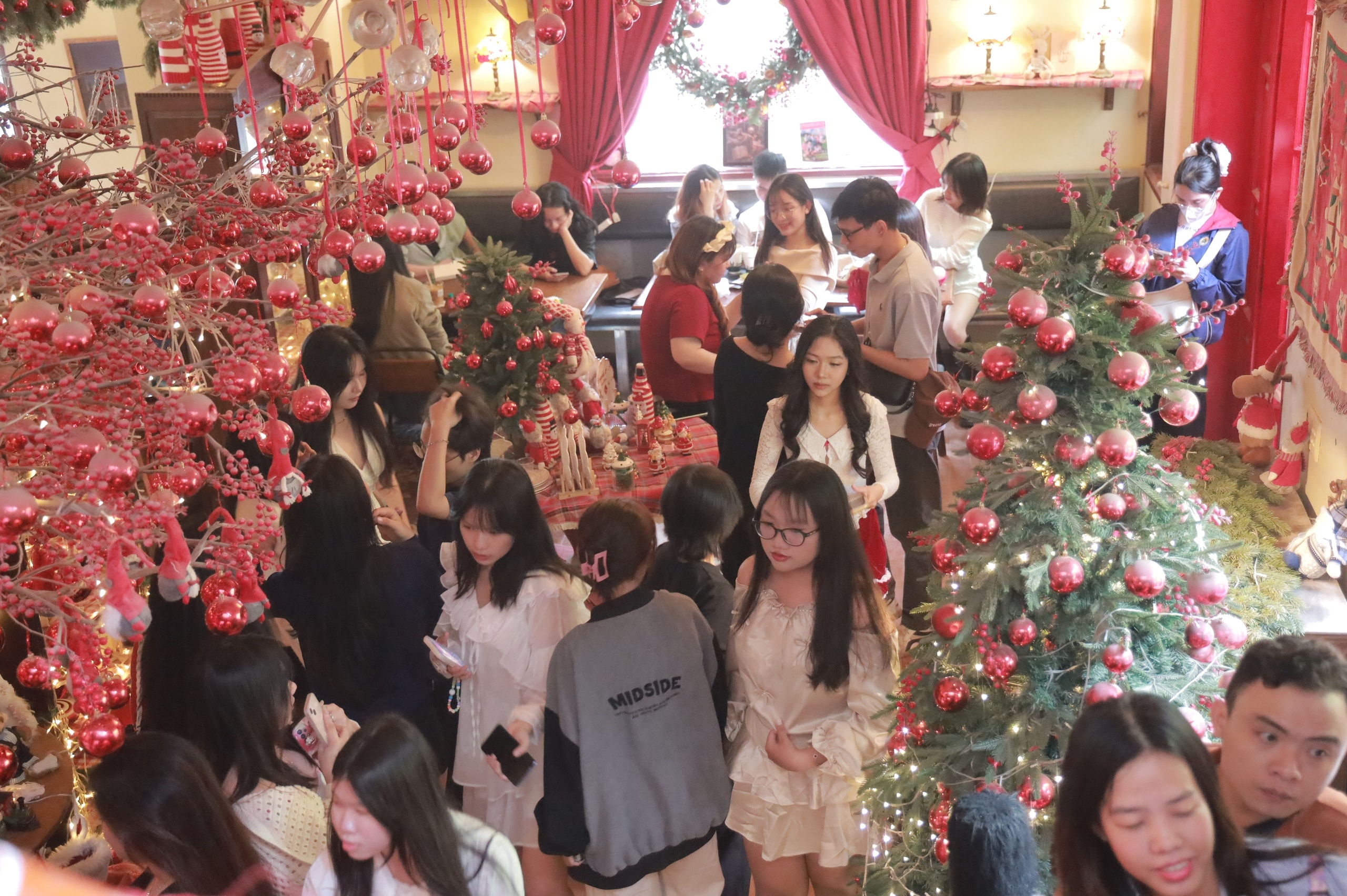 Chủ quán cà phê "hốt bạc" nhờ theo trend chụp hình mùa Noel- Ảnh 1.