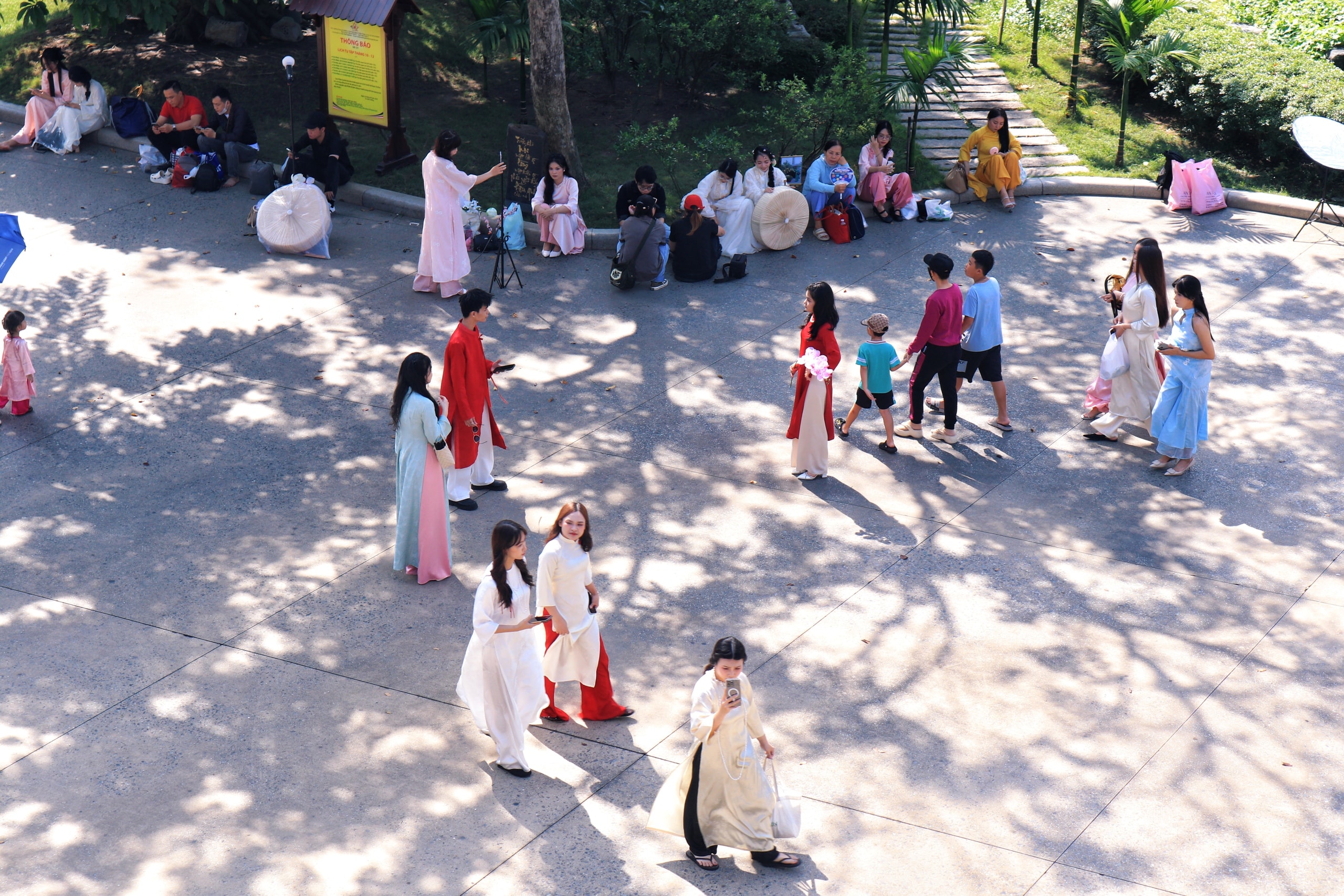 TP HCM: Giới trẻ "lên đồ" chụp ảnh Tết sớm giữa mùa Giáng sinh - Ảnh 4.