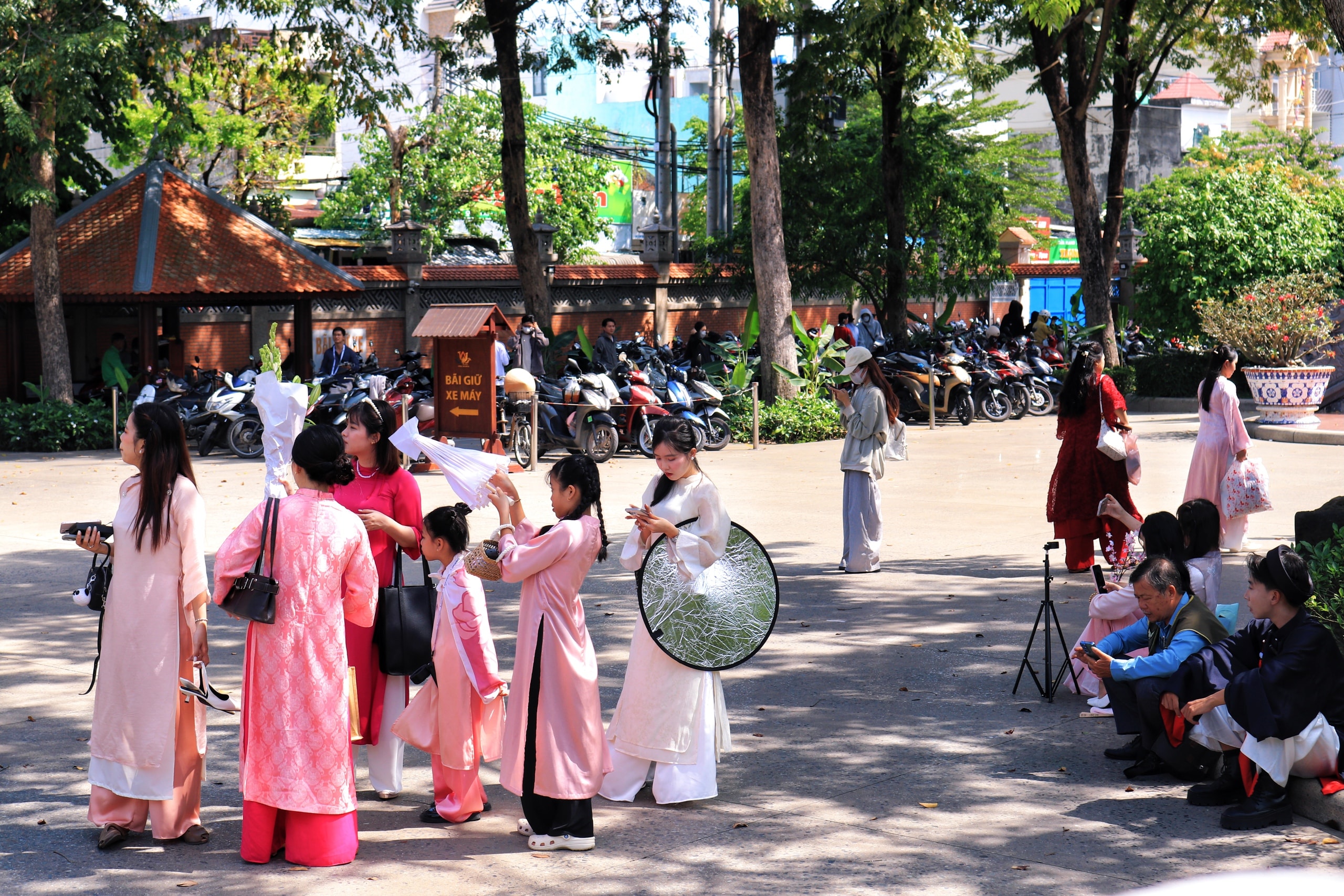 TP HCM: Giới trẻ "lên đồ" chụp ảnh Tết sớm giữa mùa Giáng sinh - Ảnh 5.