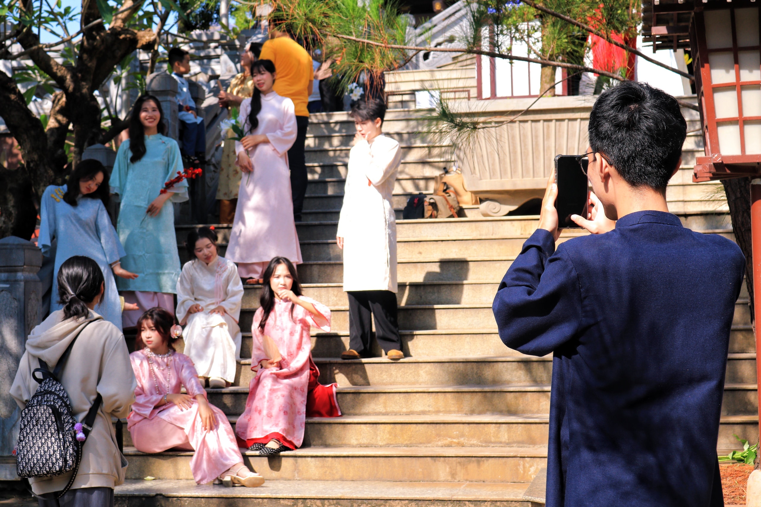 TP HCM: Giới trẻ "lên đồ" chụp ảnh Tết sớm giữa mùa Giáng sinh - Ảnh 1.