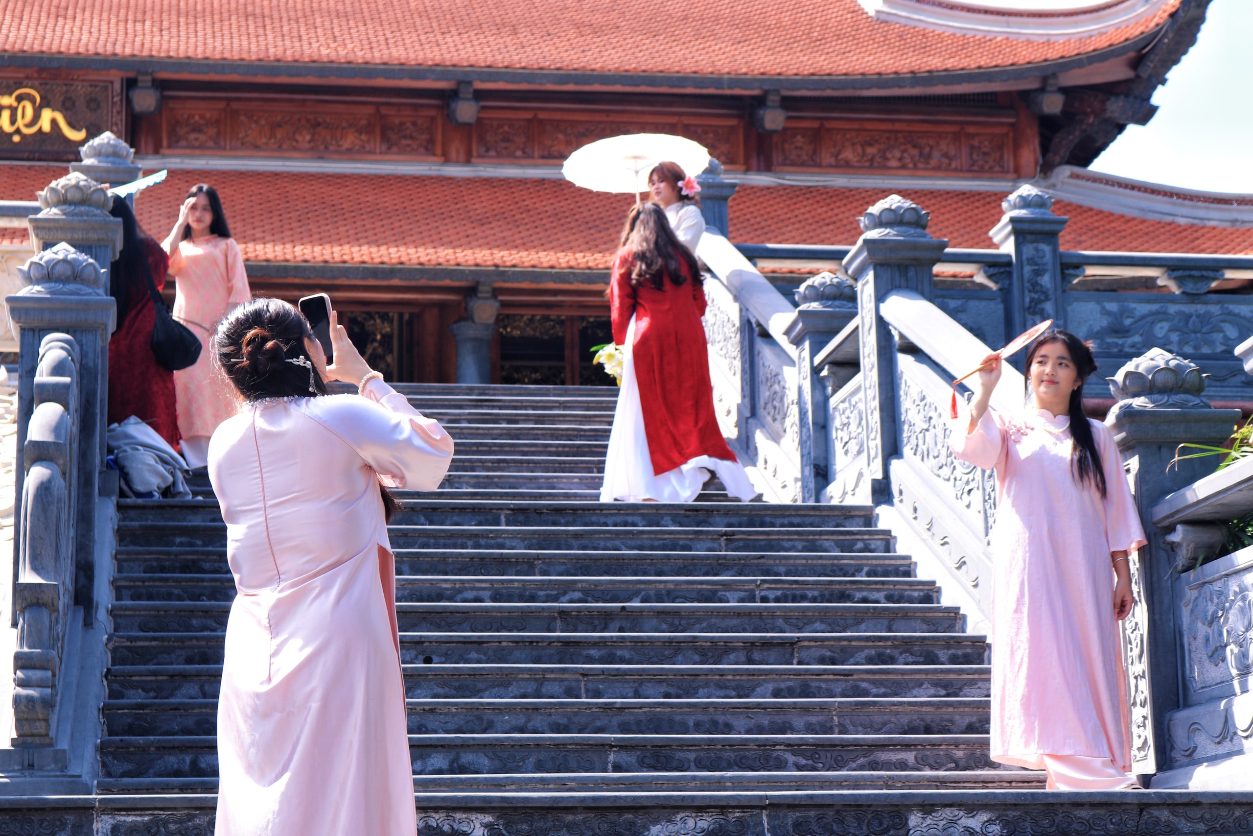 TP HCM: Giới trẻ "lên đồ" chụp ảnh Tết sớm giữa mùa Giáng sinh - Ảnh 2.