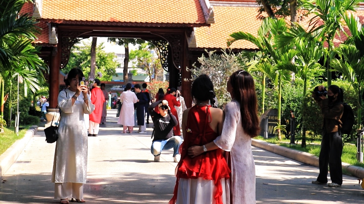 TP HCM: Giới trẻ "lên đồ" chụp ảnh Tết sớm giữa mùa Giáng sinh - Ảnh 3.