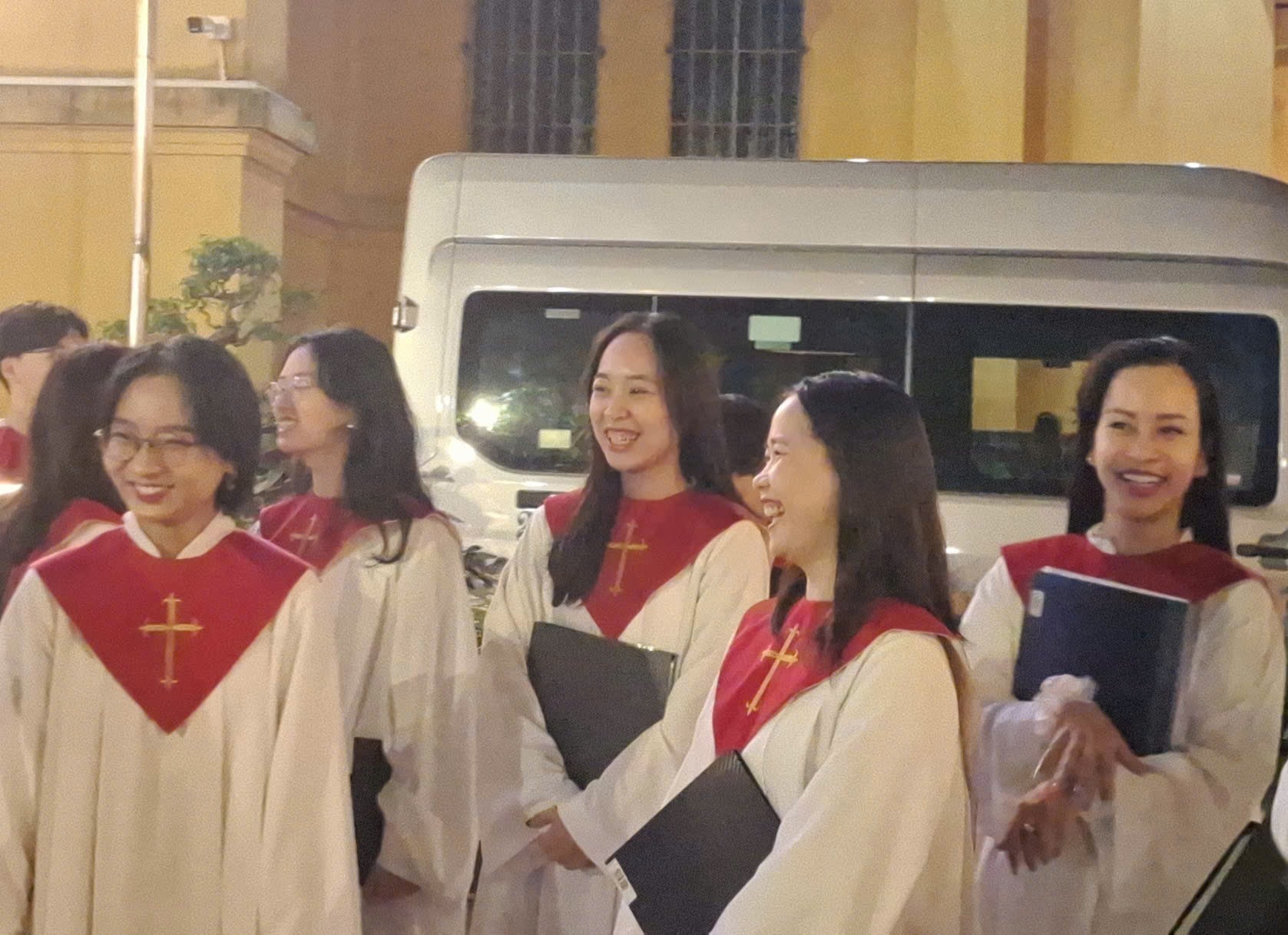 Người dân Hà Nội rộn ràng đón chào Giáng sinh 2025 - Ảnh 14.